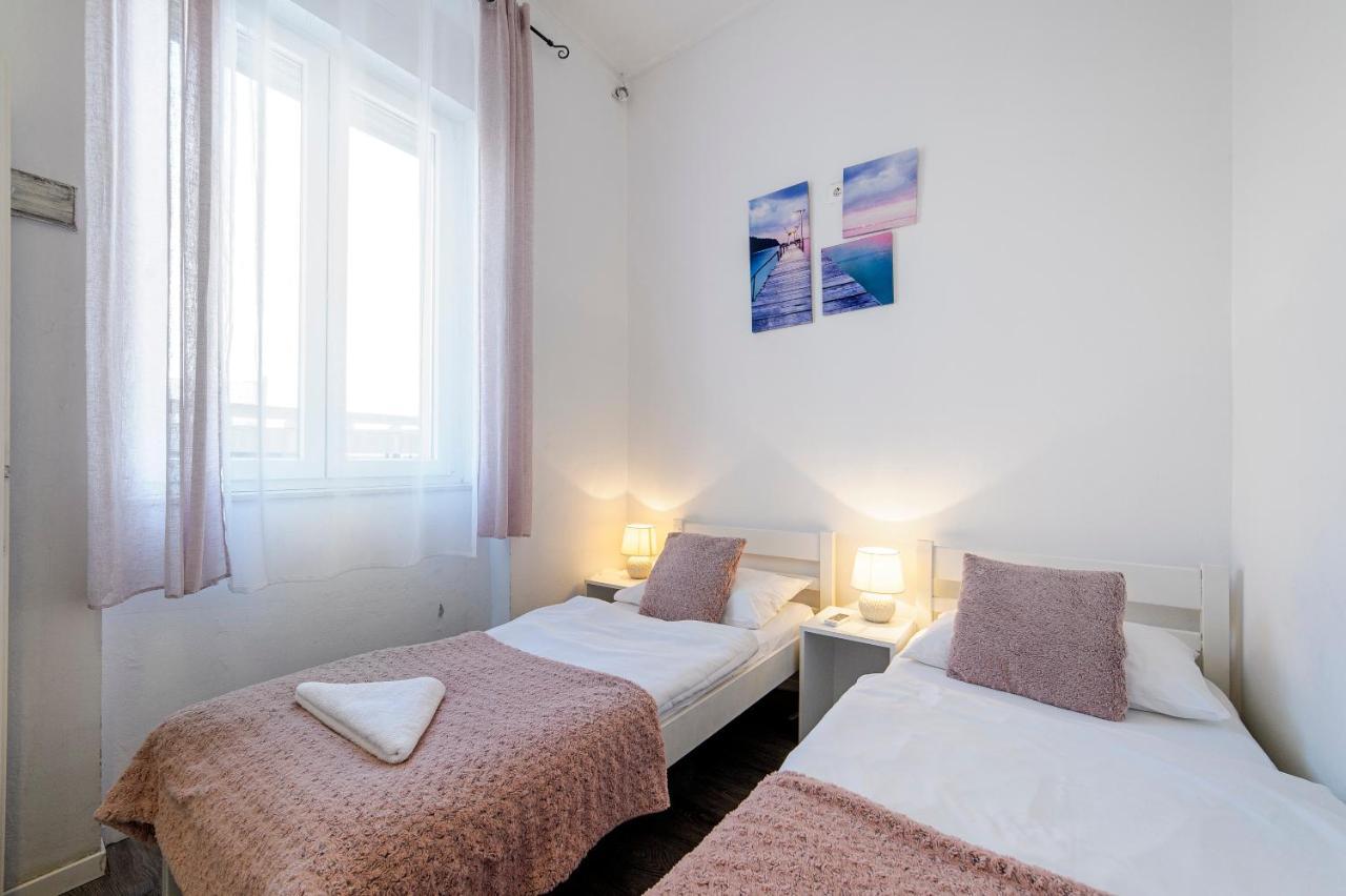 Hostel Globo ชิเบนิก ภายนอก รูปภาพ